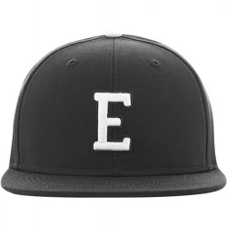 Шапка с козирка в сив и черен цвят Letter Snapback E 