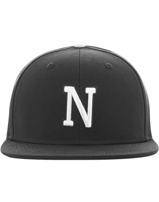 Шапка с козирка в сив и черен цвят Letter Snapback N, Шапки с козирка - Hoodstyle.bg