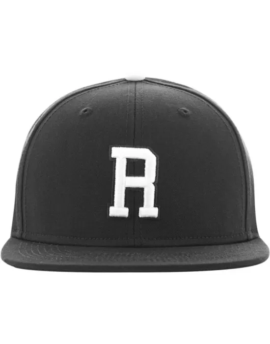 Шапка с козирка в сив и черен цвят Letter Snapback R, Шапки с козирка - Hoodstyle.bg