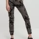 Дамски панталон в тъмен камуфлаж Urban Classics, Панталони - Hoodstyle.bg