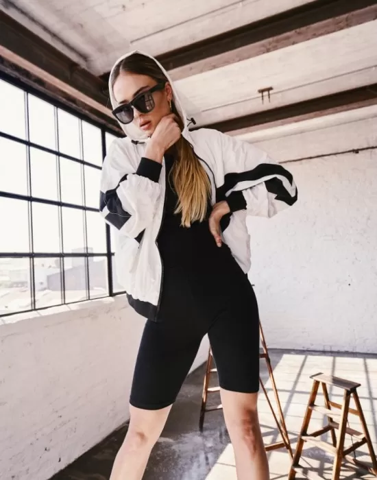 Дамски къс клин с висока талия Urban Classics в черен цвят, Клинове - Hoodstyle.bg