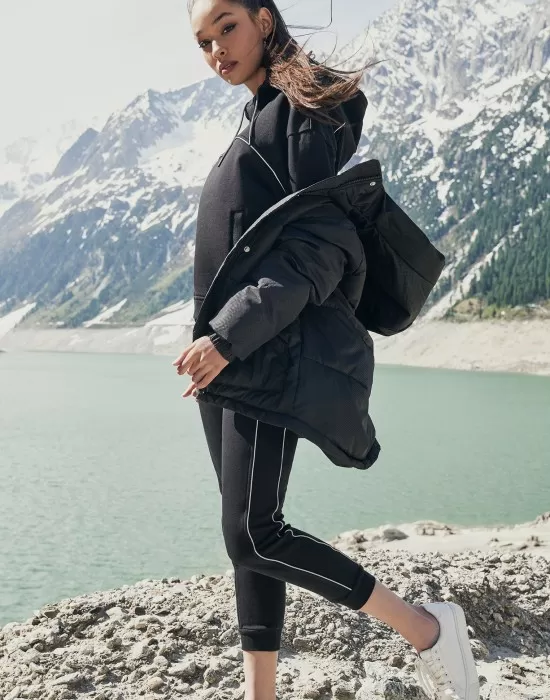 Дамско яке в черно Urban Classics Ladies Oversized Hooded Puffer, Якета - Hoodstyle.bg