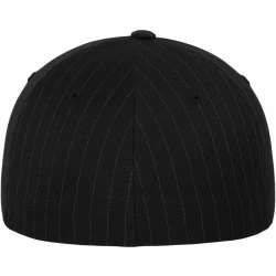 Шапка с козирка в черно Flexfit Pinstripe