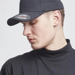 Шапка с козирка в черно Flexfit Organic Cotton Cap