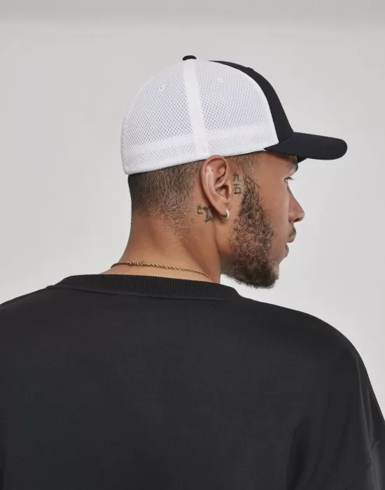 Шапка с козирка в черно и бяло Flexfit Ultrafibre & Airmesh, Шапки с козирка - Hoodstyle.bg