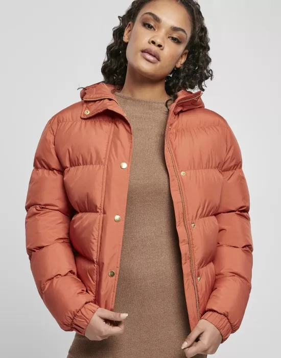 Дамско яке в цвят корал Urban Classics Hooded Puffer redearth, Якета - Hoodstyle.bg