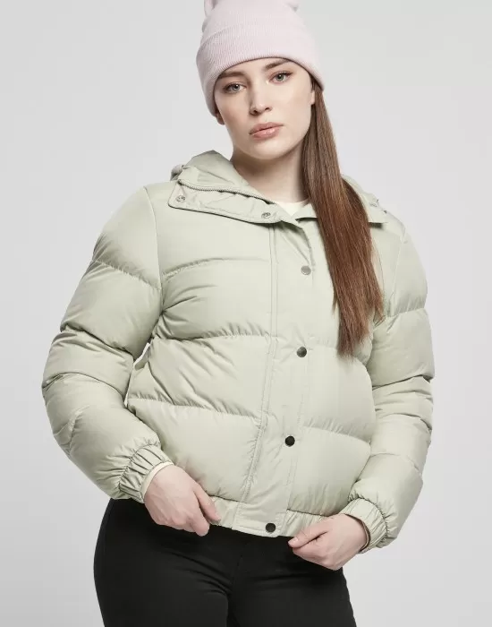 Дамско яке в цвят светла маслина Urban Classics Hooded Puffer softsalvia, Якета - Hoodstyle.bg