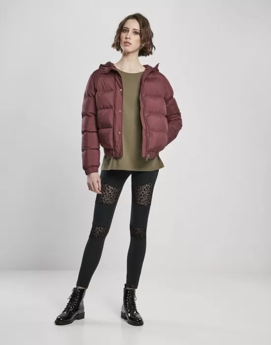 Дамско яке в червено от Urban Classics Ladies Hooded Puffer, Якета - Hoodstyle.bg