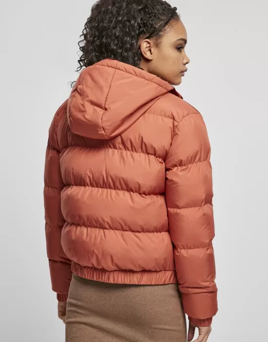 Дамско яке в цвят корал Urban Classics Hooded Puffer redearth, Якета - Hoodstyle.bg