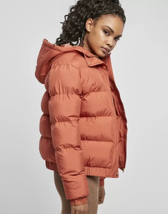 Дамско яке в цвят корал Urban Classics Hooded Puffer redearth, Якета - Hoodstyle.bg