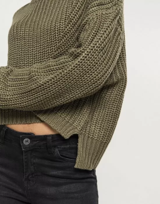 Дамски къс пуловер Urban Classics в цвят маслина, Блузи - Hoodstyle.bg