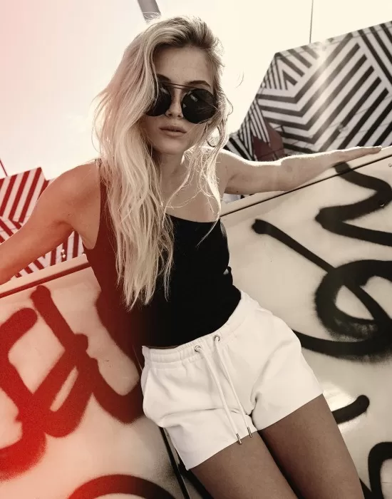 Дамски къс топ с едно рамо Urban Classics в черно, Топове - Hoodstyle.bg