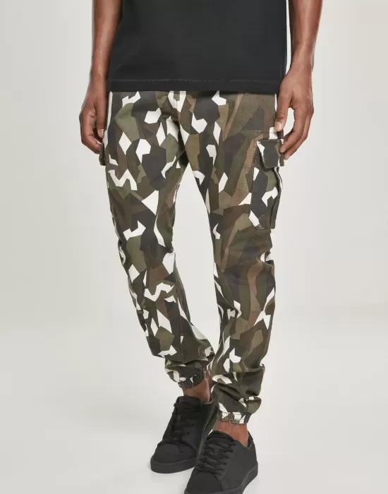 Мъжки карго панталон в камуфлажен цвят Urban Classics Geometric Camo Stretch Twill Cargo Pants, Панталони - Hoodstyle.bg