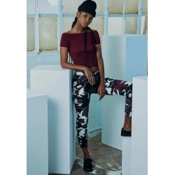 Дамски карго панталон във винено камуфлажен цвят Urban Classics Ladies High Waist Camo Cargo Pants