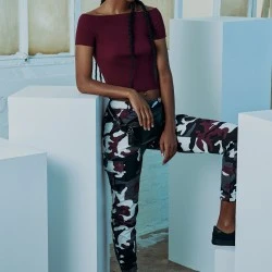 Дамски карго панталон във винено камуфлажен цвят Urban Classics Ladies High Waist Camo Cargo Pants