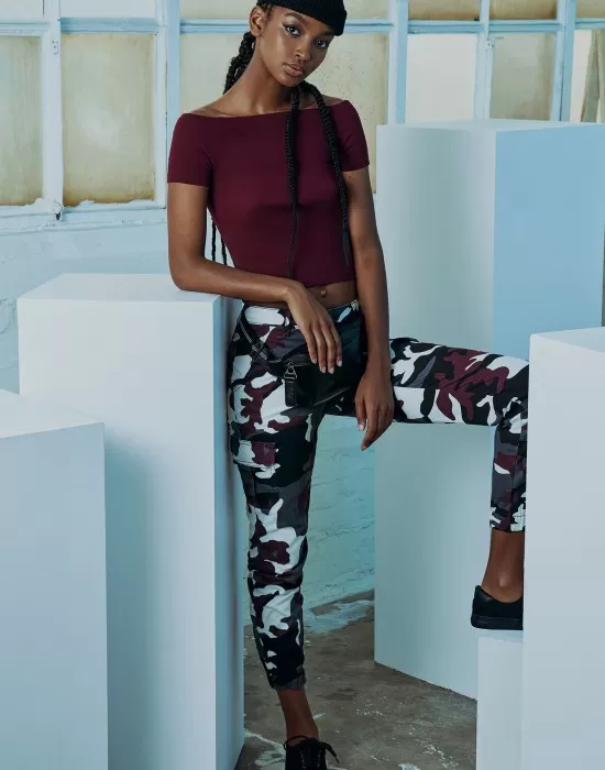 Дамски карго панталон във винено камуфлажен цвят Urban Classics Ladies High Waist Camo Cargo Pants, Панталони - Hoodstyle.bg