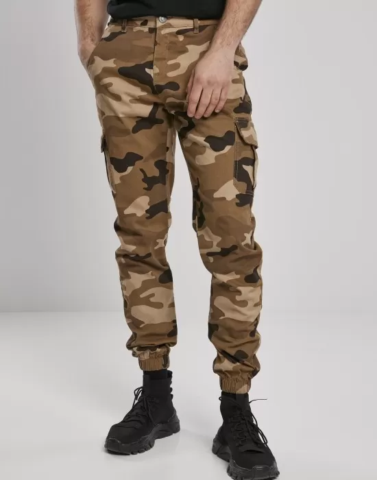 Мъжки панталон в кафяв камуфлаж Urban Classics  darkground camo, Панталони - Hoodstyle.bg