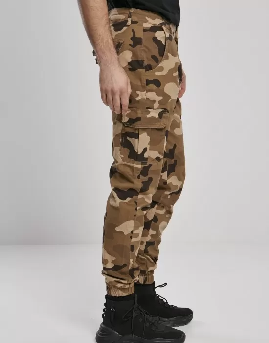 Мъжки панталон в кафяв камуфлаж Urban Classics  darkground camo, Панталони - Hoodstyle.bg