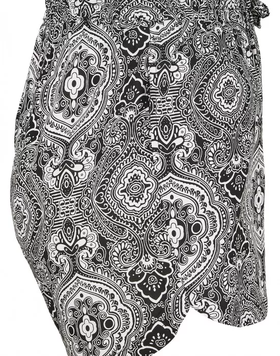 Дамски къси панталони на черно-бели фигури Urban Classics Ladies AOP Viscose Resort Shorts, Къси панталони - Hoodstyle.bg