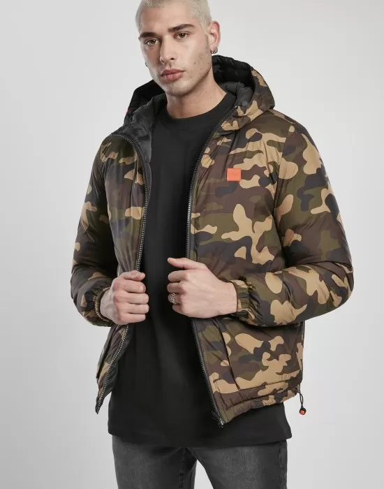 Двулицево мъжко яке в камуфлажен цвят от Urban Classics Reversible Hooded Puffer, Зимни якета - Hoodstyle.bg