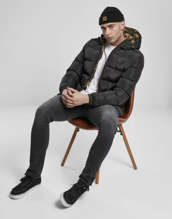 Двулицево мъжко яке в камуфлажен цвят от Urban Classics Reversible Hooded Puffer, Зимни якета - Hoodstyle.bg