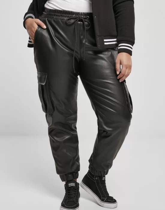 Дамски панталон в черно от Urban Classics Ladies Faux Leather Cargo, Панталони - Hoodstyle.bg