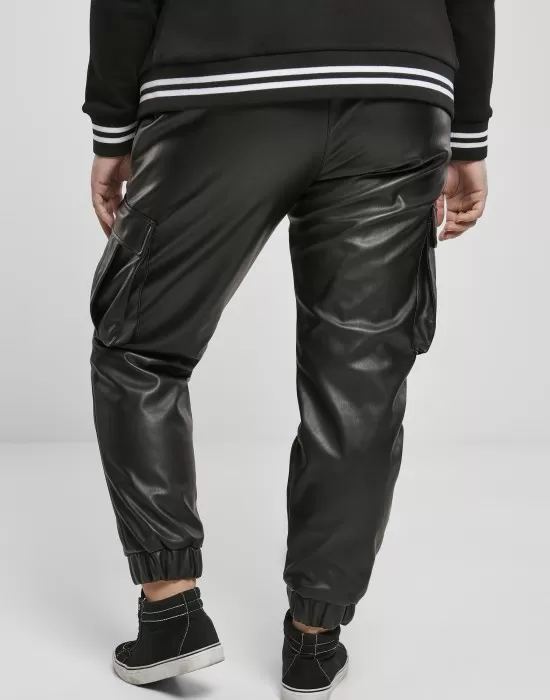 Дамски панталон в черно от Urban Classics Ladies Faux Leather Cargo, Панталони - Hoodstyle.bg