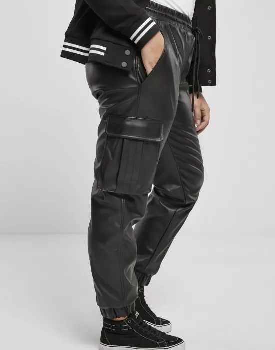 Дамски панталон в черно от Urban Classics Ladies Faux Leather Cargo, Панталони - Hoodstyle.bg