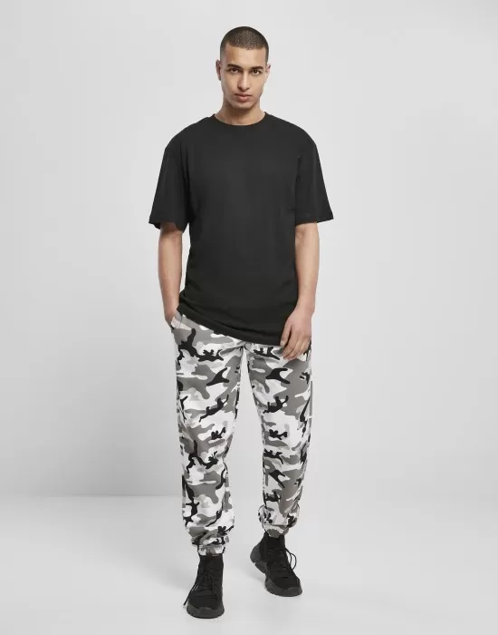 Мъжко долнище в камуфлажен десен Urban Classics Basic Camo Sweatpants 2.0, Долнища - Hoodstyle.bg