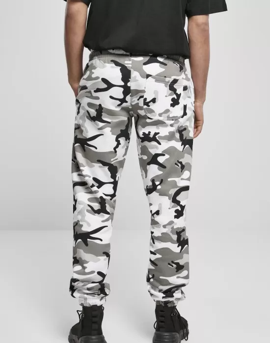 Мъжко долнище в камуфлажен десен Urban Classics Basic Camo Sweatpants 2.0, Долнища - Hoodstyle.bg