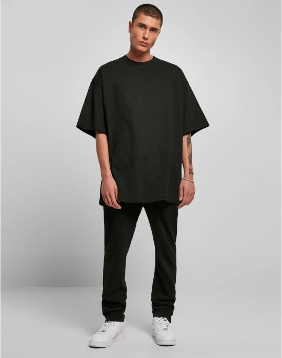 Мъжка овърсайз тениска в черно Urban Classics Huge Tee, Овърсайз - Hoodstyle.bg