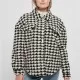 Дамска пухкава риза в черно и бяло Urban Classics  AOP Sherpa Overshirt, Жени - Hoodstyle.bg