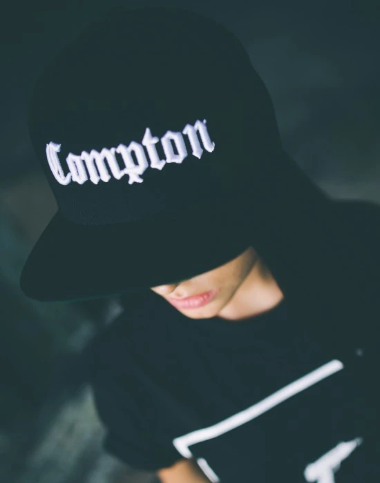 Черна шапка с козирка Compton Snapback, Шапки с козирка - Hoodstyle.bg