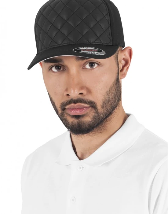 Шапка с козирка в черен цвят Diamond Quilted Flexfit, Шапки с козирка - Hoodstyle.bg