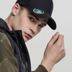 Шапка с козирка Urban Classics 110 Cool & Dry Mini Pique в черен цвят