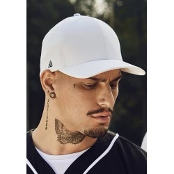 Шапка с козирка в бяло Flexfit Delta