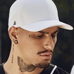 Шапка с козирка в бяло Flexfit Delta