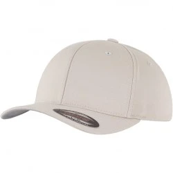 Шапка с козирка в бяло Flexfit Wooly Combed 