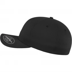 Шапка с козирка в черно Flexfit Delta 