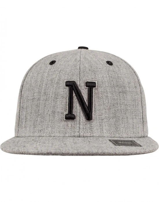 Шапка с козирка в сив и черен цвят Letter Snapback N, Шапки с козирка - Hoodstyle.bg