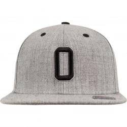 Шапка с козирка в сив и черен цвят Letter Snapback O