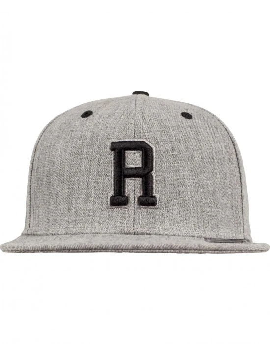 Шапка с козирка в сив и черен цвят Letter Snapback R, Шапки с козирка - Hoodstyle.bg